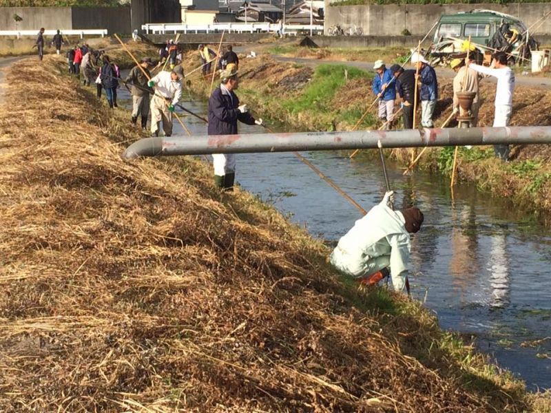 Dân làng làm sạch con sông